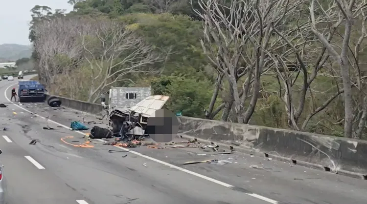 2輛小貨車發生事故。翻攝「記者爆料網」