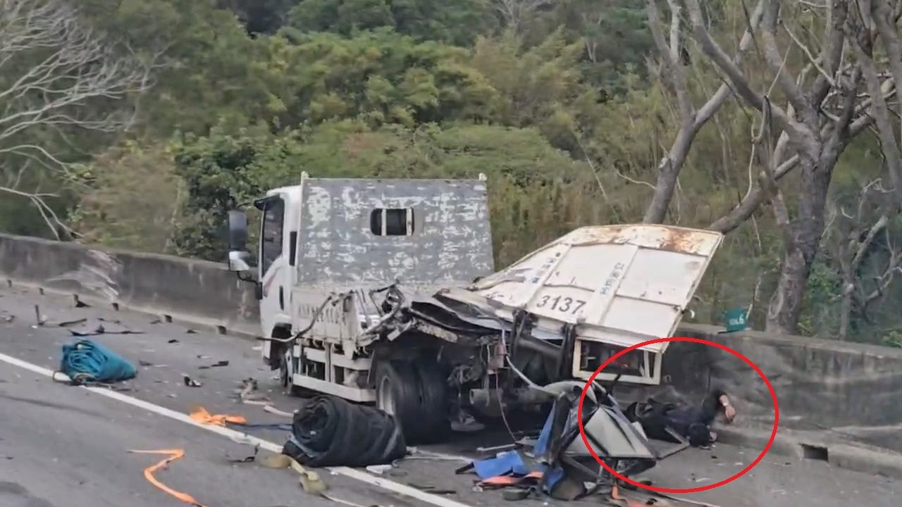 國1苗栗頭份段2貨車碰撞 1人倒臥護欄旁待援