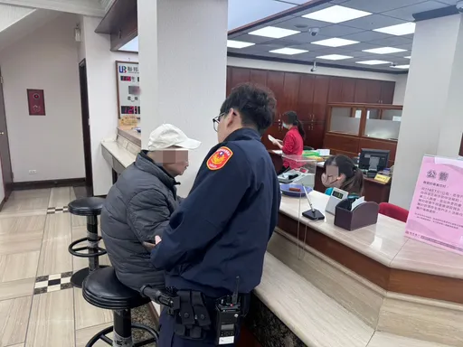 7旬翁誤入愛情詐騙陷阱！急匯40萬元　壢警與行員阻詐保住積蓄