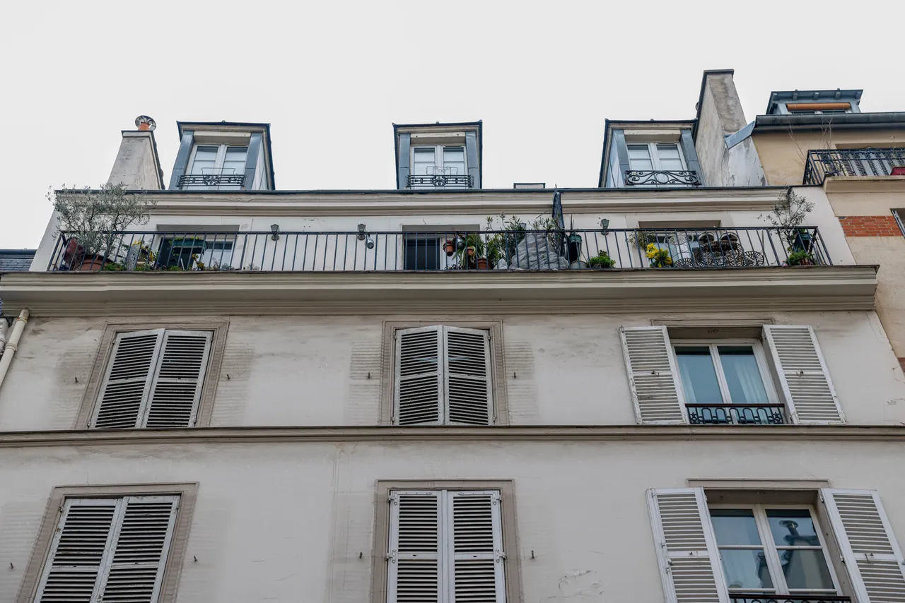 法國巴黎第十一區的阿梅洛街老公寓，上週末發生樓板嚴重坍塌事故，釀1重傷19輕傷。翻攝自《《巴黎人報》人報》X