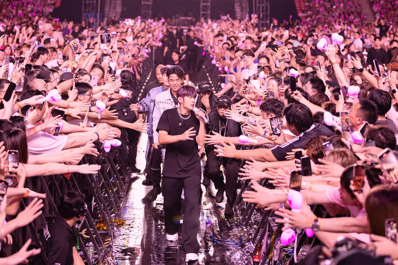 周杰伦演唱会还曾出现天价30万元的黄牛票，北市府成立专案小组查缉。杰威尔音乐提供