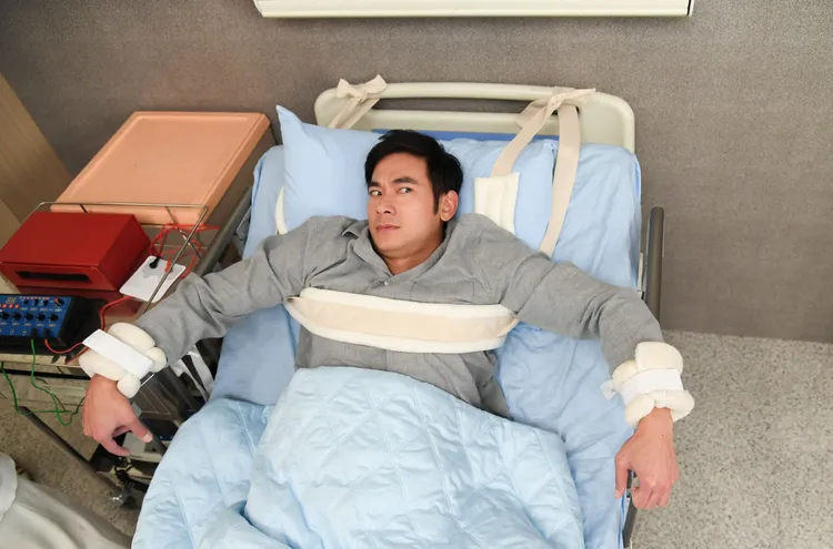 亮哲演到快「斷電」《百味人生》江重生成最壓抑也最孤獨角色。三立提供