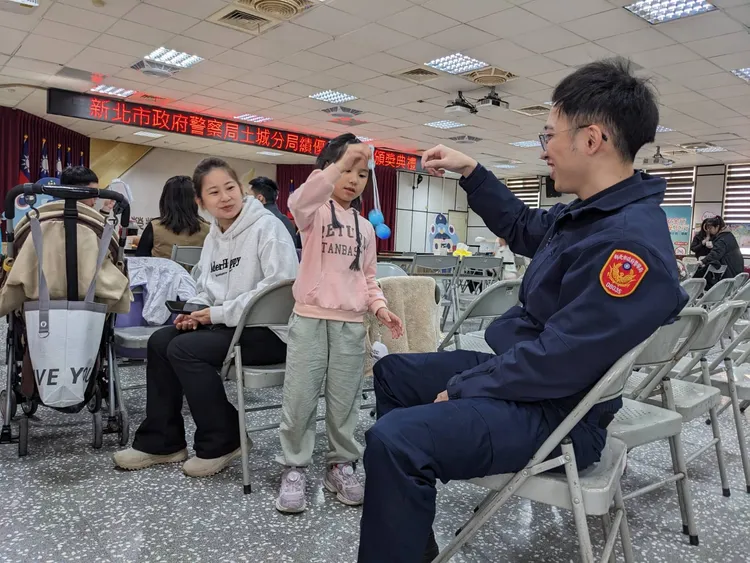 績優警員家眷也到場參與分享榮耀。翻攝畫面