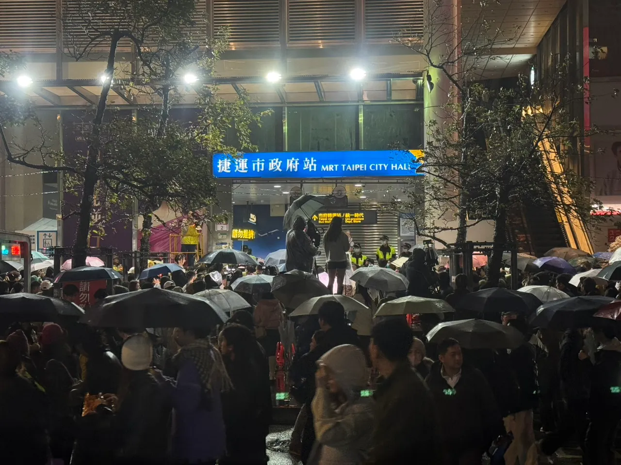 「潮天团」成员由站长、站务专员、行车专员、维修人员及行政人员组成。张彩茜摄