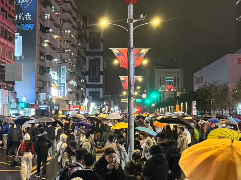 跨年夜的人潮仍在城市中流动。张彩茜摄