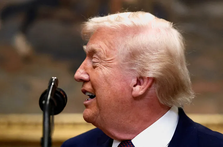 川普每天服用高於醫師建議劑量的阿斯匹靈。路透