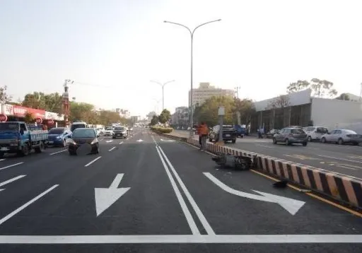 不用卖了！　中古车行「调车」鬼切机车猛撞　骑士受伤送医