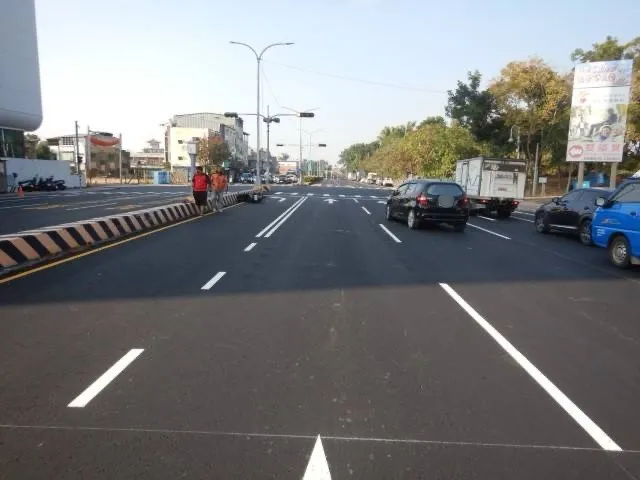 機車撞到鬼切轎車後，彈飛到分隔島。民眾提供