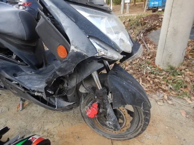 直行機車撞倒鬼切路邊車，男騎士遭擊落送醫。民眾提供