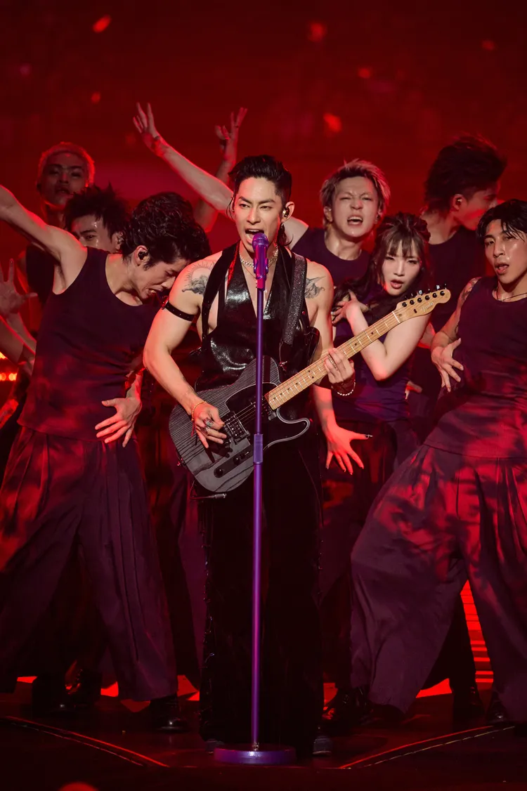 吳建豪在演唱會上抱吉他狂扭，被粉絲封「奪命三搖」。相信音樂提供