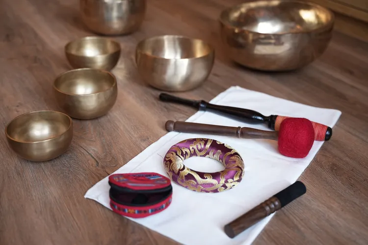 田定豐將頌缽帶入日常清空情緒的垃圾。彭欣偉攝