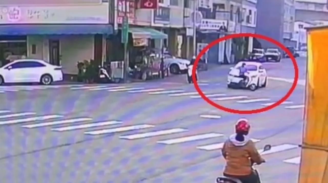 白色轎車綠燈起步撞上突然從右側迴轉的機車。民眾提供