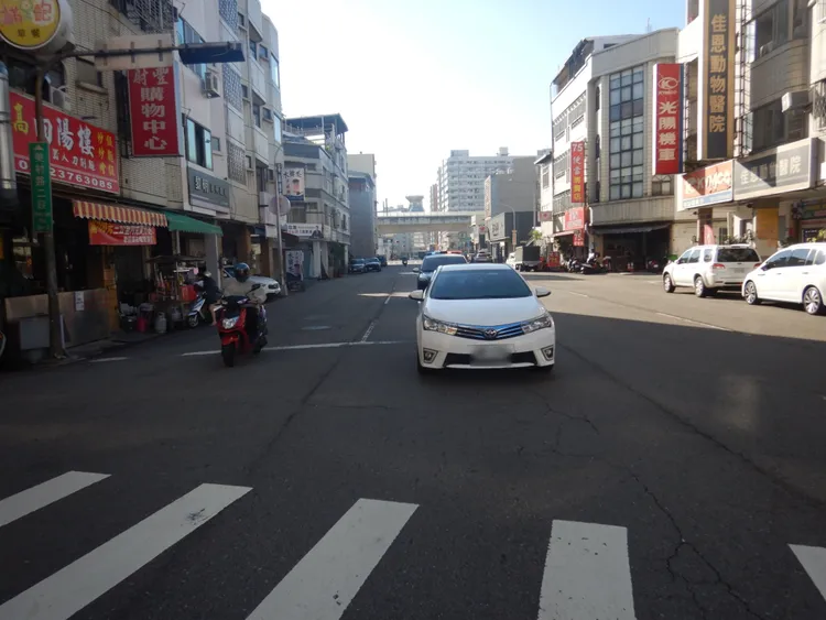 女騎士挨撞後趁機落跑，令白車駕駛當場傻眼。民眾提供