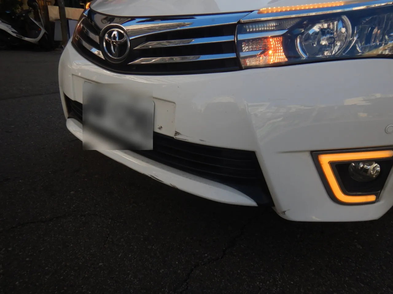 張姓駕駛轎車車頭有擦撞痕。民眾提供