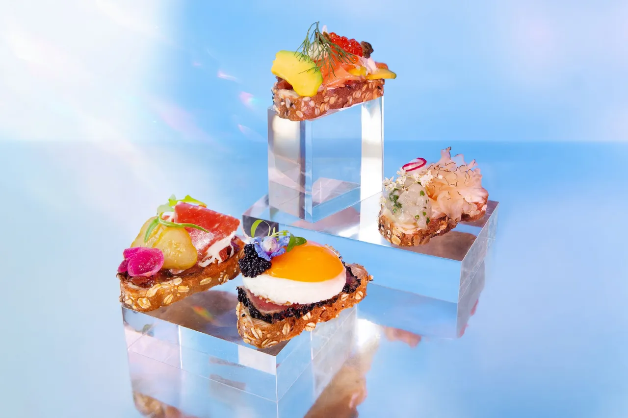 台北万豪Lobby Lounge「极光梦游下午茶」，四款精致咸点以北欧传统主食裸麦面包，搭配挪威烟熏鲑鱼、鲑鱼卵、干贝、伊比利风干火腿、新鲜酪梨、银耳、起士、鲔鱼、半熟鸡蛋及鱼子酱等食材。业者提供