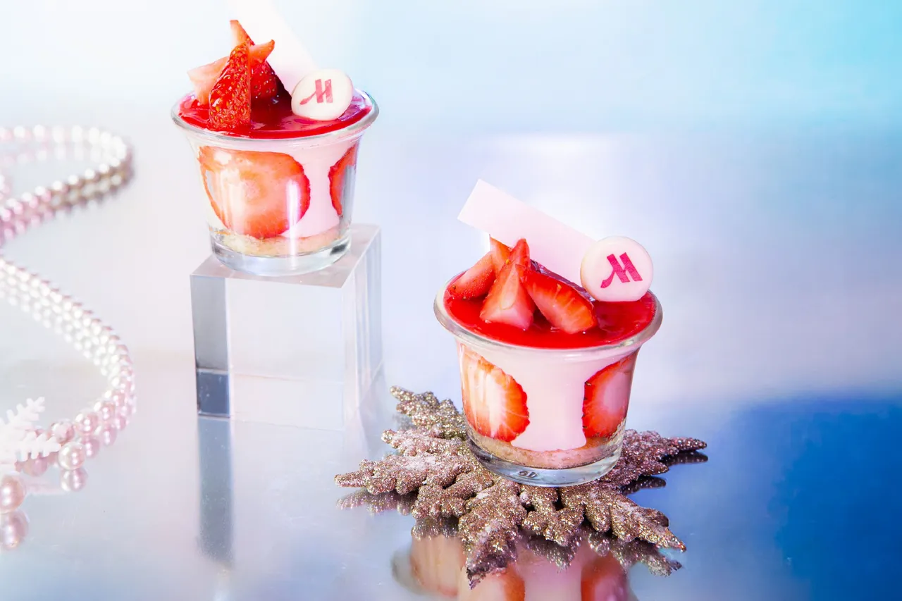 台北万豪Lobby Lounge「极光梦游下午茶」，「草莓芙莲蛋糕」以大溪地香草、新鲜牛奶制成香浓卡士达，完美融合鲜甜草莓及轻盈细腻法式慕斯，缤纷鲜艳的草莓片装饰杯缘。业者提供