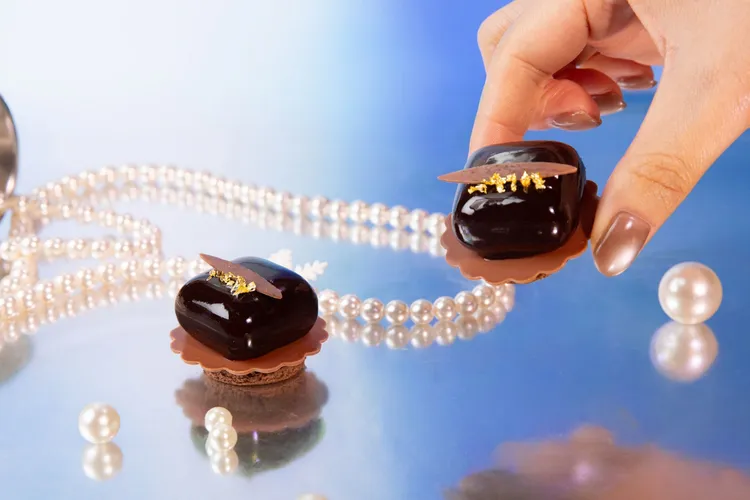 台北萬豪Lobby Lounge「極光夢遊下午茶」，大人系「煙燻風味威士忌巧克力蛋糕」融合64%孟加里和70%瓜納拉兩款法芙娜巧克力，以及蘇格蘭泥煤威士忌製成濃郁巧克力甘納許，夾入巧克力海綿蛋糕中。業者提供