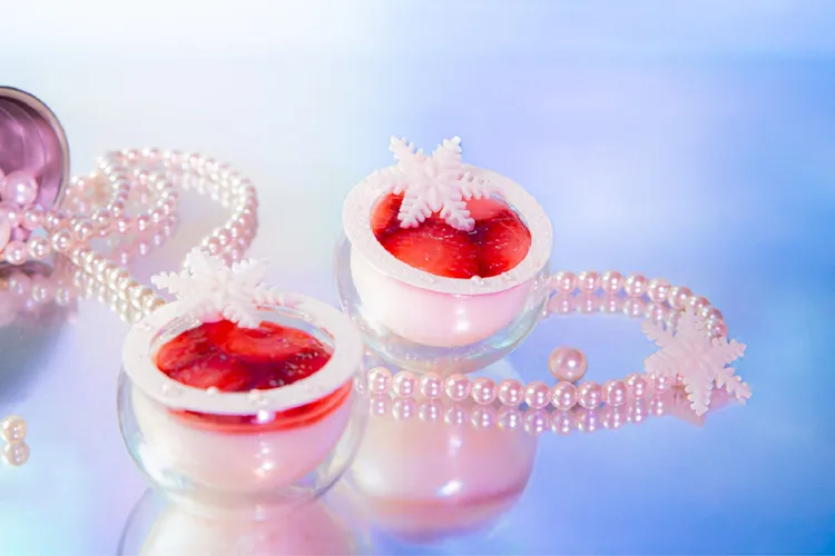 台北萬豪Lobby Lounge「極光夢遊下午茶」，「檸檬蜂蜜優格莓果慕斯杯」小巧杯中填入台灣小農蜂蜜蛋糕，及法國kiri奶油乳酪、優格製成的慕斯，鋪上烘烤酥脆的蜂蜜燕麥片及檸檬碎及新鮮草莓果凍。業者提供