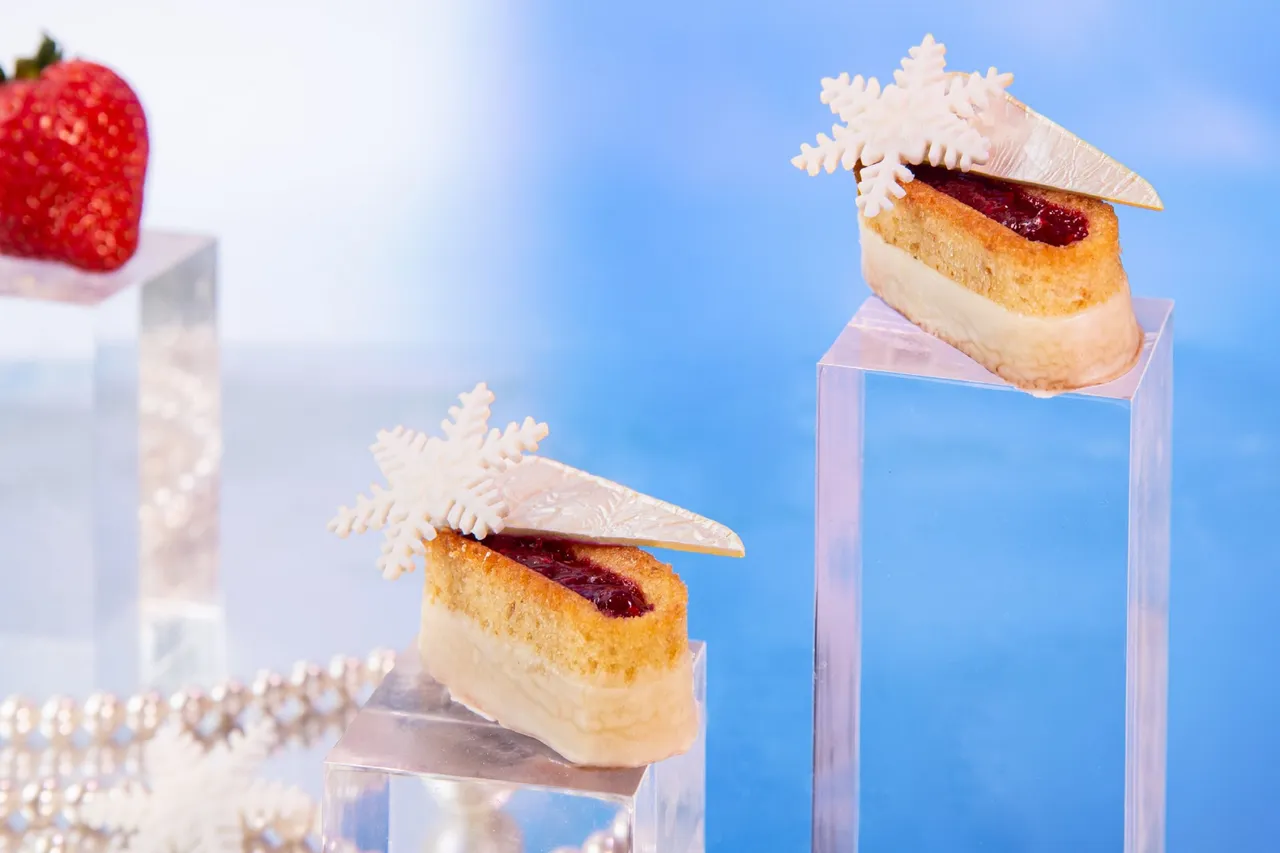 台北万豪Lobby Lounge「极光梦游下午茶」，　「芬兰鲁内贝里蛋糕」为芬兰的节庆限定糕点。特色以湿润蛋糕体混合杏仁与兰姆酒香气，再填入覆盆子果酱，以法芙娜白巧克力及雪花巧克力妆点。业者提供