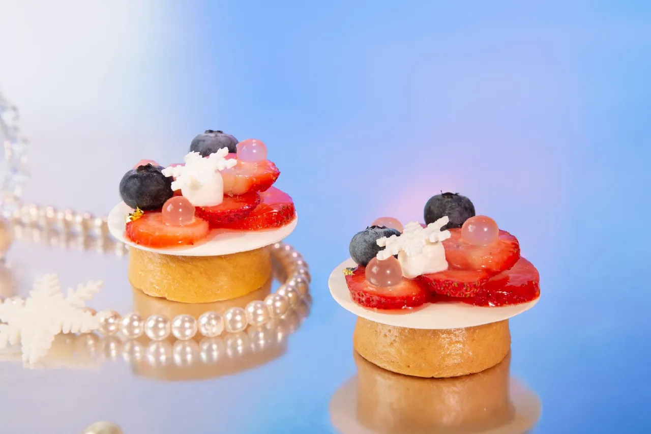 台北万豪Lobby Lounge「极光梦游下午茶」，当令大湖草莓「酸甜草莓塔」香甜湿润的台湾小农蜂蜜蛋糕搭配姜味凤梨果泥与覆盆莓酱，挤上法芙娜覆盆子巧克力香缇，点缀新鲜草莓与莓果。业者提供