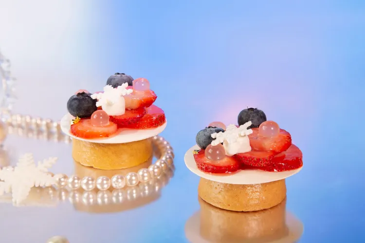 台北萬豪Lobby Lounge「極光夢遊下午茶」，當令大湖草莓「酸甜草莓塔」香甜濕潤的台灣小農蜂蜜蛋糕搭配薑味鳳梨果泥與覆盆莓醬，擠上法芙娜覆盆子巧克力香緹，點綴新鮮草莓與莓果。業者提供