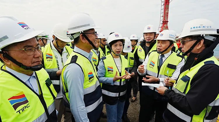 何欣純會勘台中港填方區土方收容規劃。民眾提供