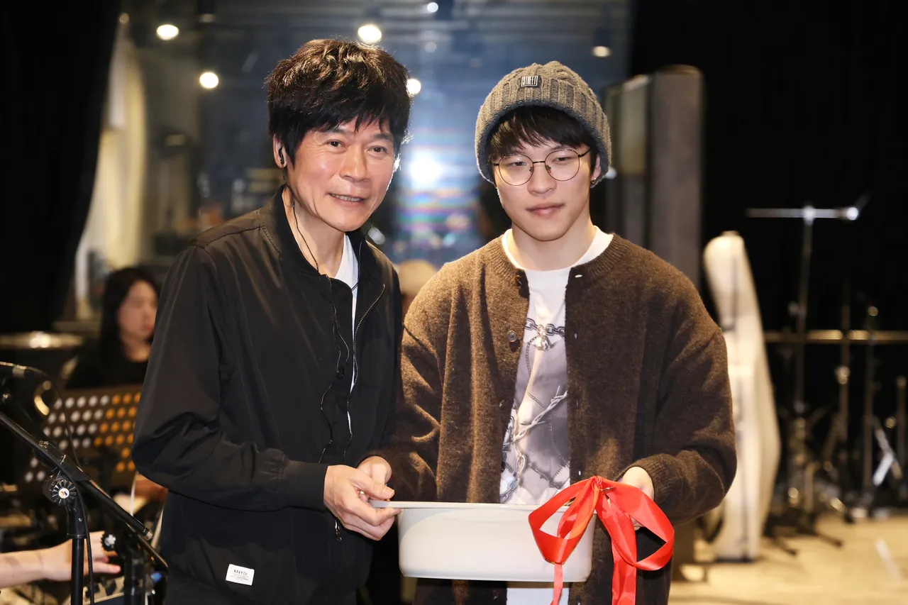 洪荣宏（左）为演唱会练团，儿子洪亮担任嘉宾之余，不忘送汤为爸爸补气。庄宗达摄