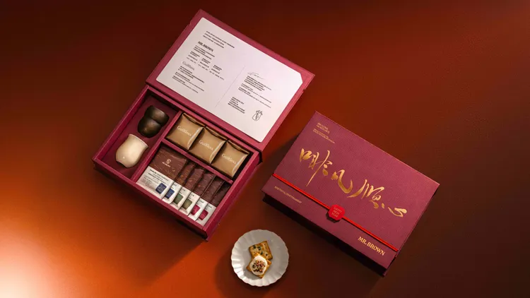 「匠心典藏濾掛咖啡禮盒」內含 6 入濾掛咖啡、6 入牛軋餅及 2 入手作陶藝咖啡杯。業者提供