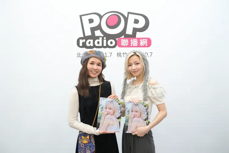 寶兒（右）與主持人吳怡霈。POP Radio提出