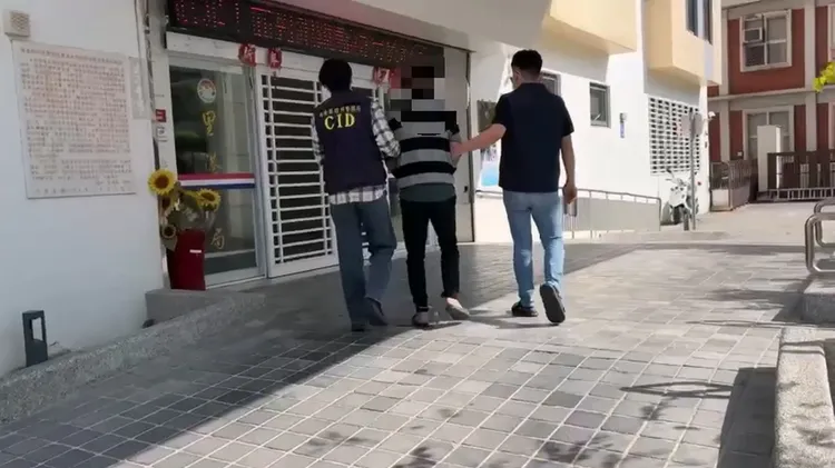 自小客車闖紅燈撞擊機車，警方查緝駕駛到案。翻攝畫面