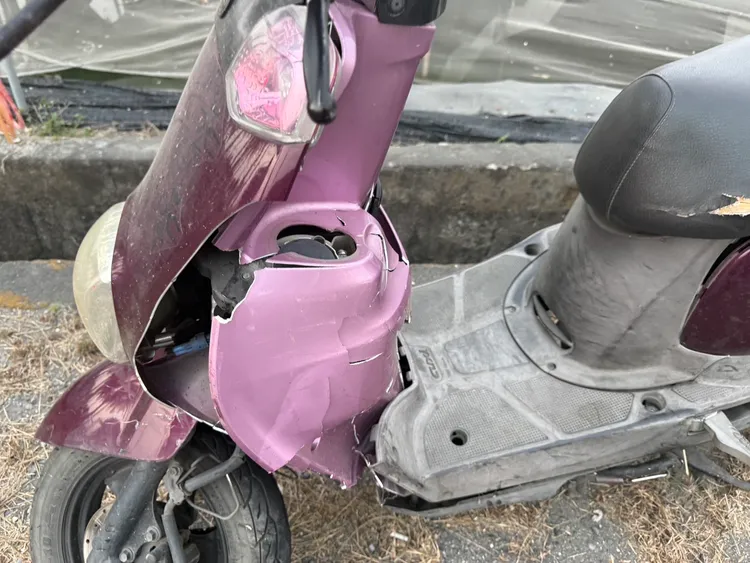 自小客車闖紅燈撞擊機車，女騎士傅姓婦人重傷送醫，搶救仍不治。翻攝畫面