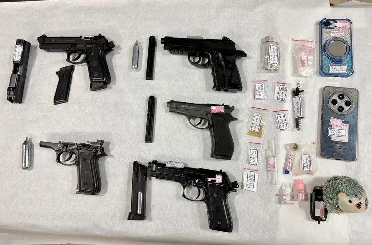 警方在嫌犯車上起出大批毒品、吸食器1支、空氣槍4支、手槍1支。翻攝畫面