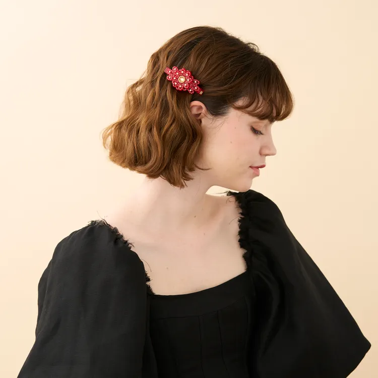 「花團錦簇」則運用施華洛世奇珍珠與閃耀水晶進行多層次堆疊。品牌提供