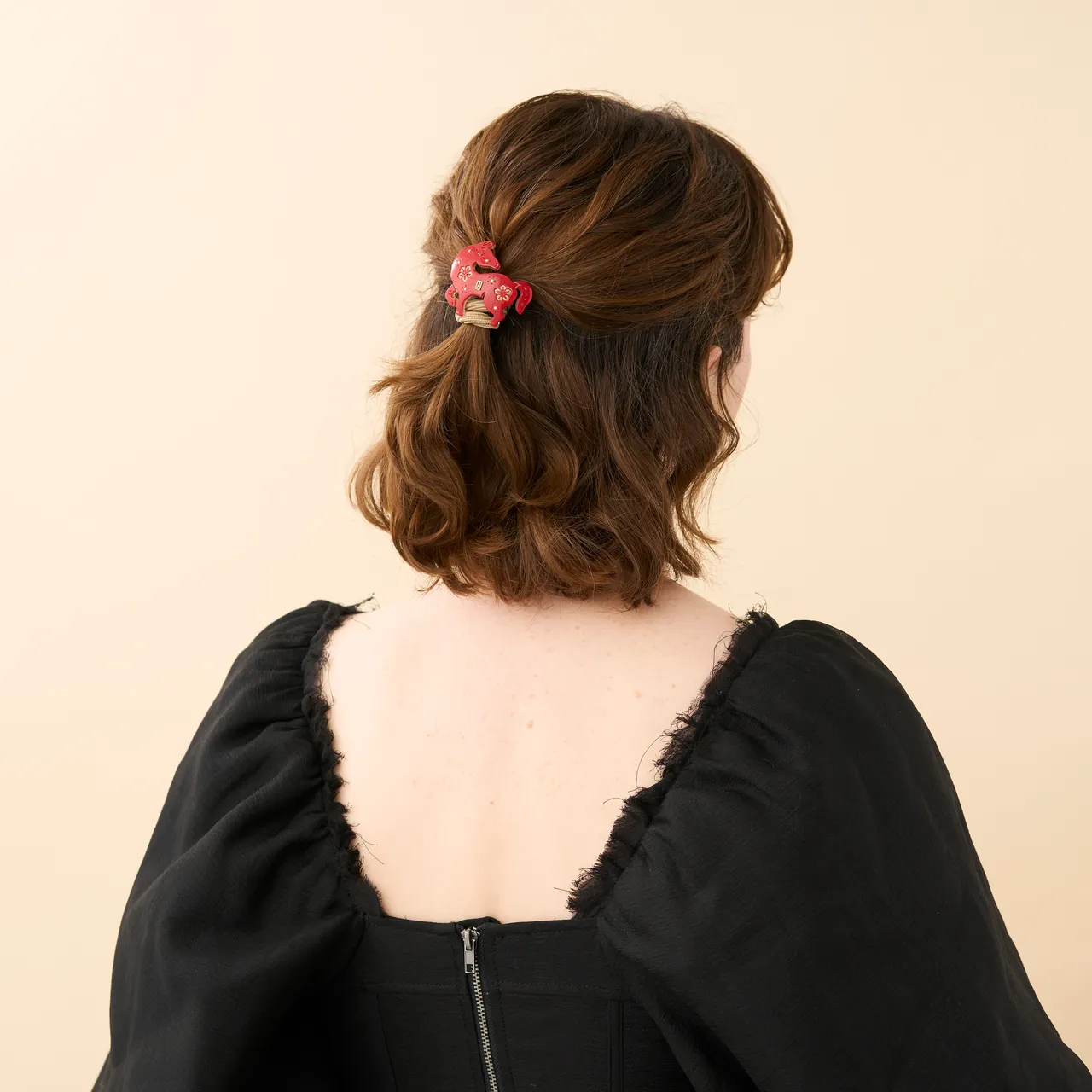 「馬踏花開」主題採用立體馬型輪廓搭配奢華金色描邊。品牌提供