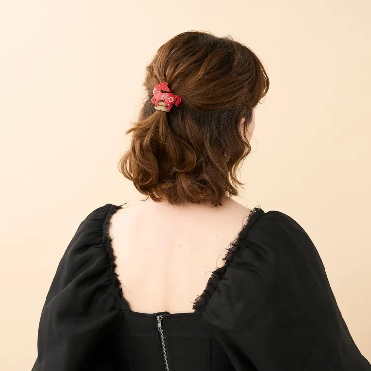 「馬踏花開」主題採用立體馬型輪廓搭配奢華金色描邊。品牌提供