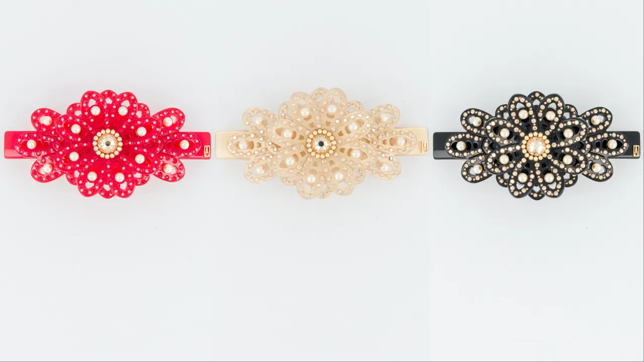 亞歷山卓花團錦簇仕女夾推出三種色調，8公分／各1萬2800元、6公分／各9900元。品牌提供