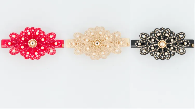 亞歷山卓花團錦簇仕女夾推出三種色調，8公分／各1萬2800元、6公分／各9900元。品牌提供