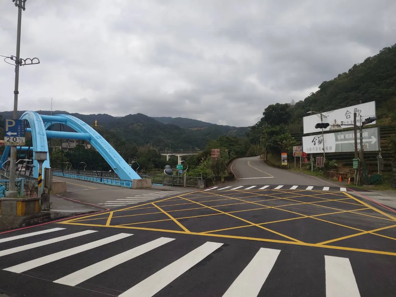 張男從坪林拱橋跳入北勢溪。翻攝畫面