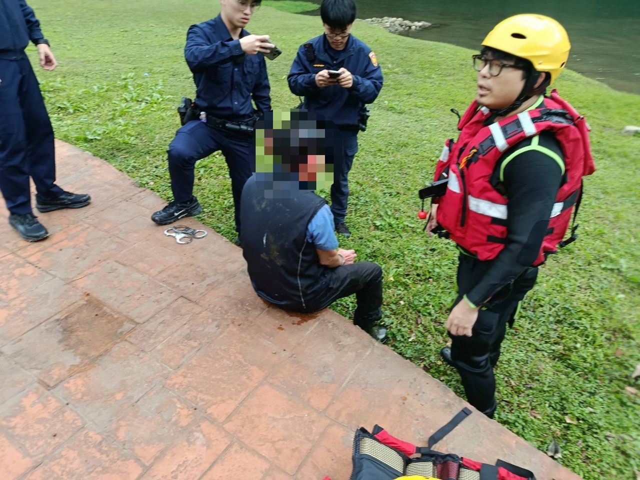 越籍失聯移工見警心虛 竟跳入北勢溪!警消下水撈人送醫