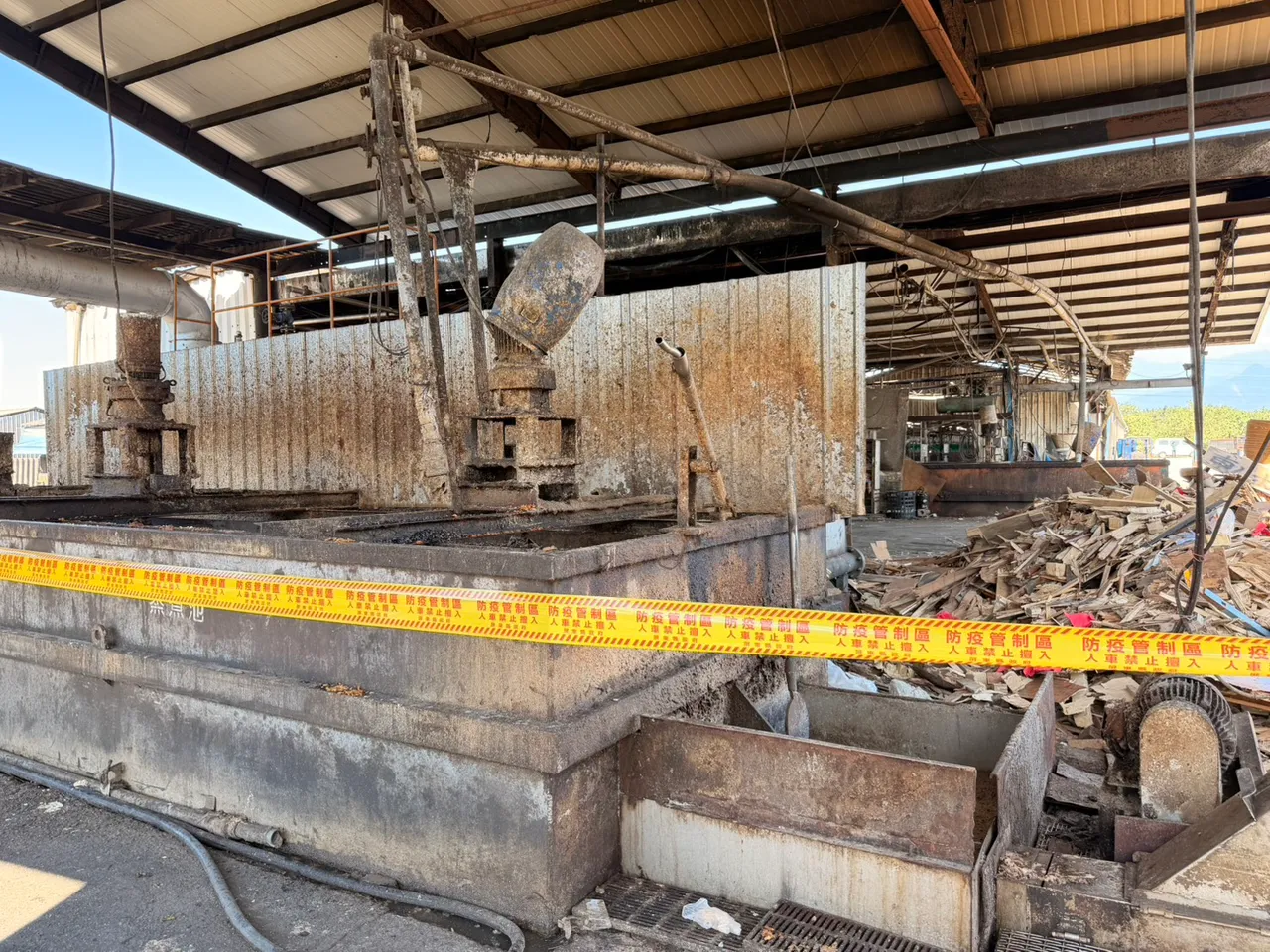 現場拉設封鎖線執行廚餘去化，並開立全場豬隻禁止移動管制書。。翻攝畫面