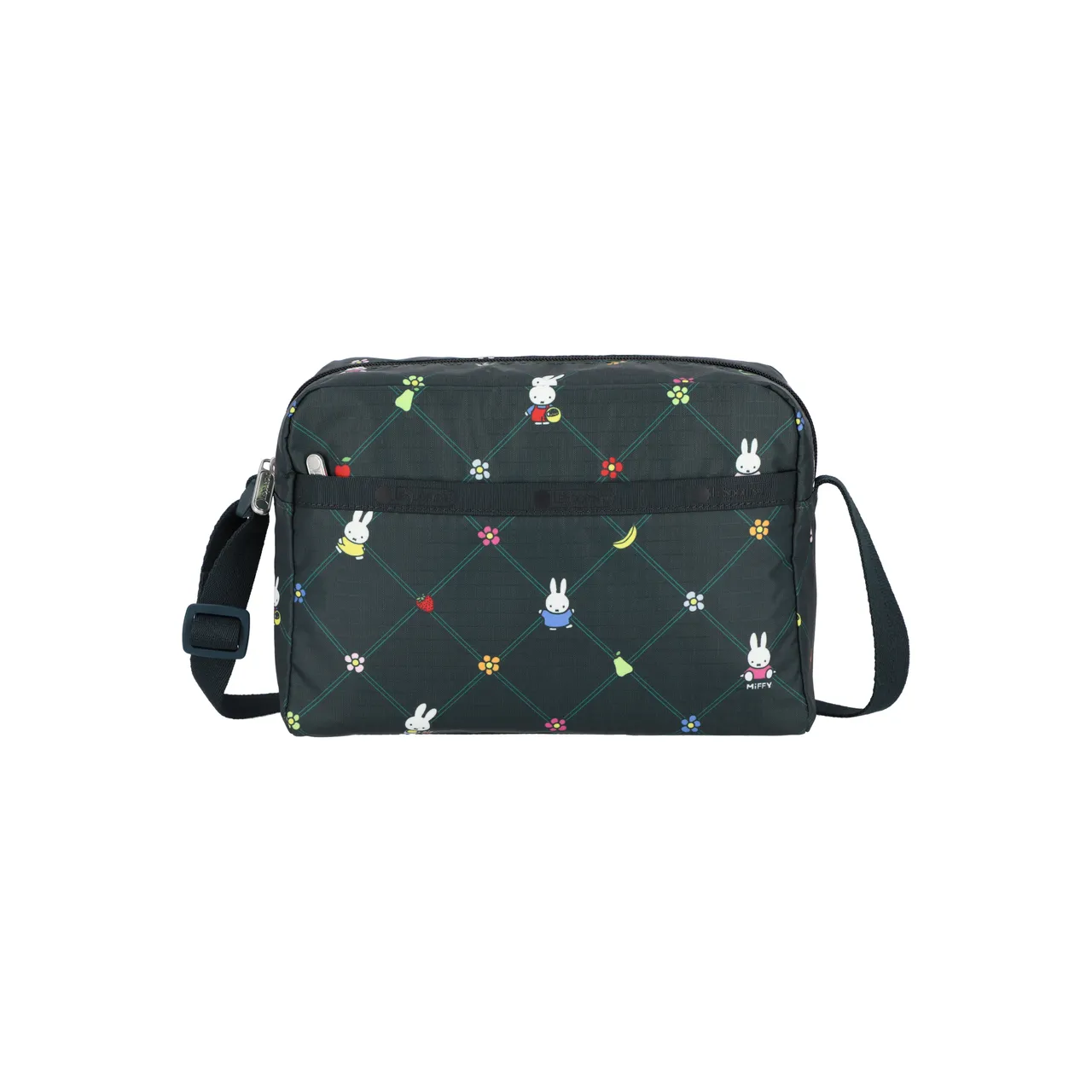 LeSportsac x Miffy冬季限定系列MIFFY果漾花语拉链斜背包，3400元。品牌提供