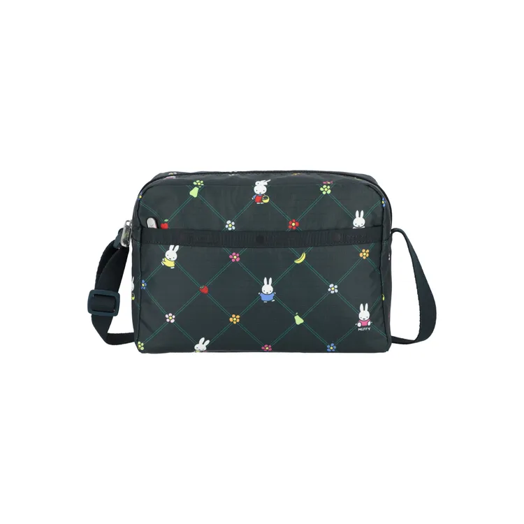 LeSportsac x Miffy冬季限定系列MIFFY果漾花語拉鍊斜背包，3400元。品牌提供