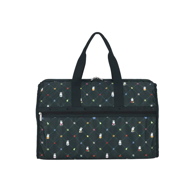 LeSportsac x Miffy冬季限定系列MIFFY果漾花語奢華大型旅行袋，8800元。品牌提供