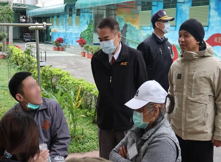 典獄長關心懇親收容人及家屬。桃園監獄提供