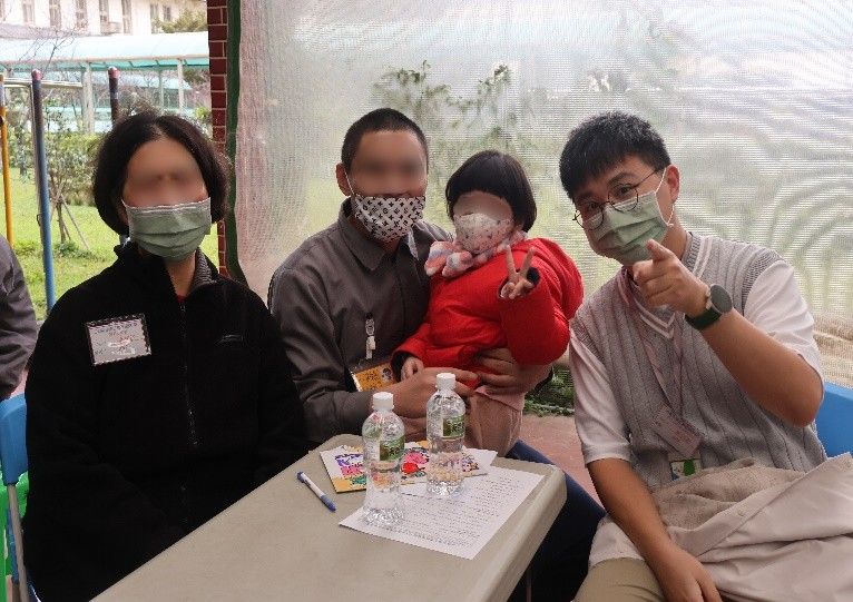 桃監春節懇親!5歲幼女由社工陪同入監探父 點亮收容人更生路