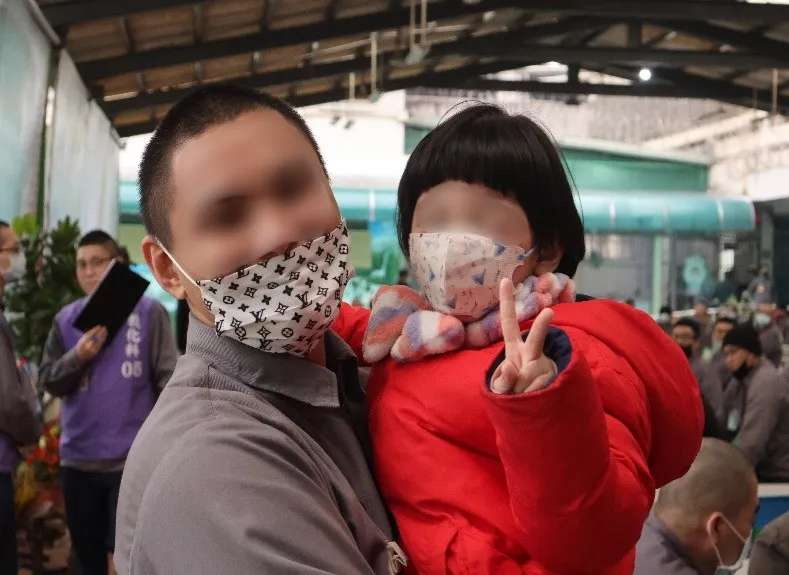阿助抱著幼女合影。桃園監獄提供