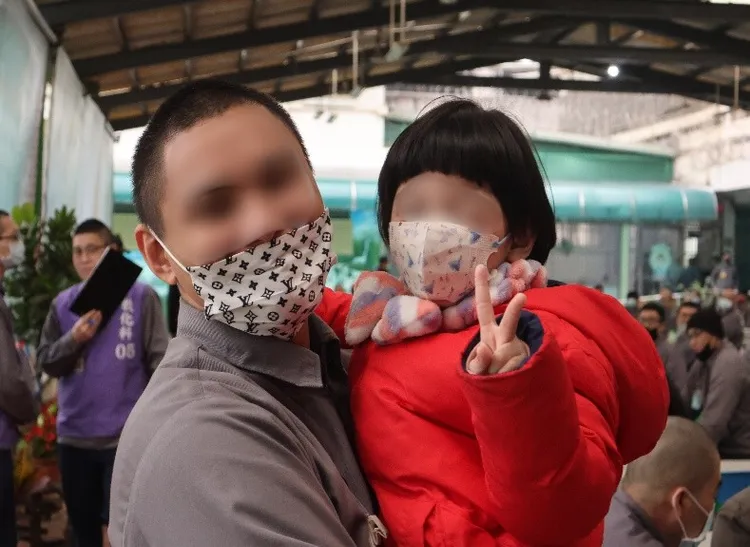 阿助抱著幼女合影。桃園監獄提供