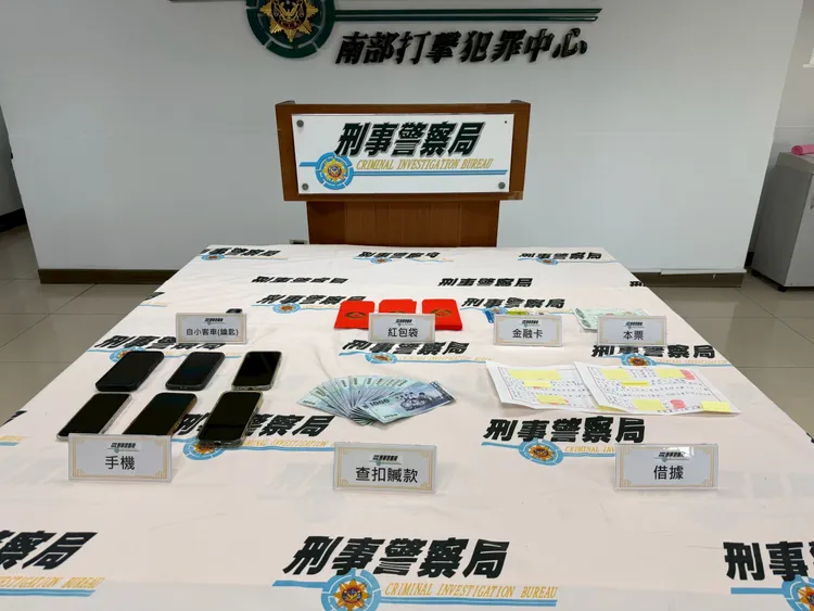 警方查扣犯案手機6支、金融卡3張、現金及印有幫派標誌之紅包袋等證物。翻攝畫面