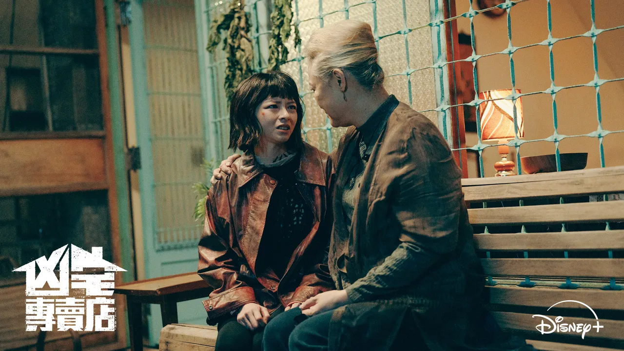 陳姸霏(左)與影后洪慧芳(右)有高強情緒對手戲。Disney+ 提供