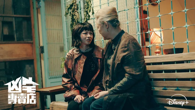 陳姸霏(左)與影后洪慧芳(右)有高強情緒對手戲。Disney+ 提供